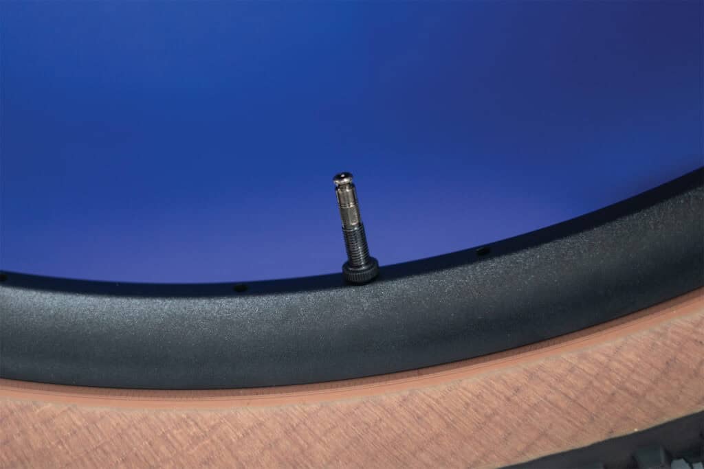 The Schwalbe Clik Valve makes tire inflation significantly easier, setting entirely new standards in usability. (Photo: Werner Müller-Schell)